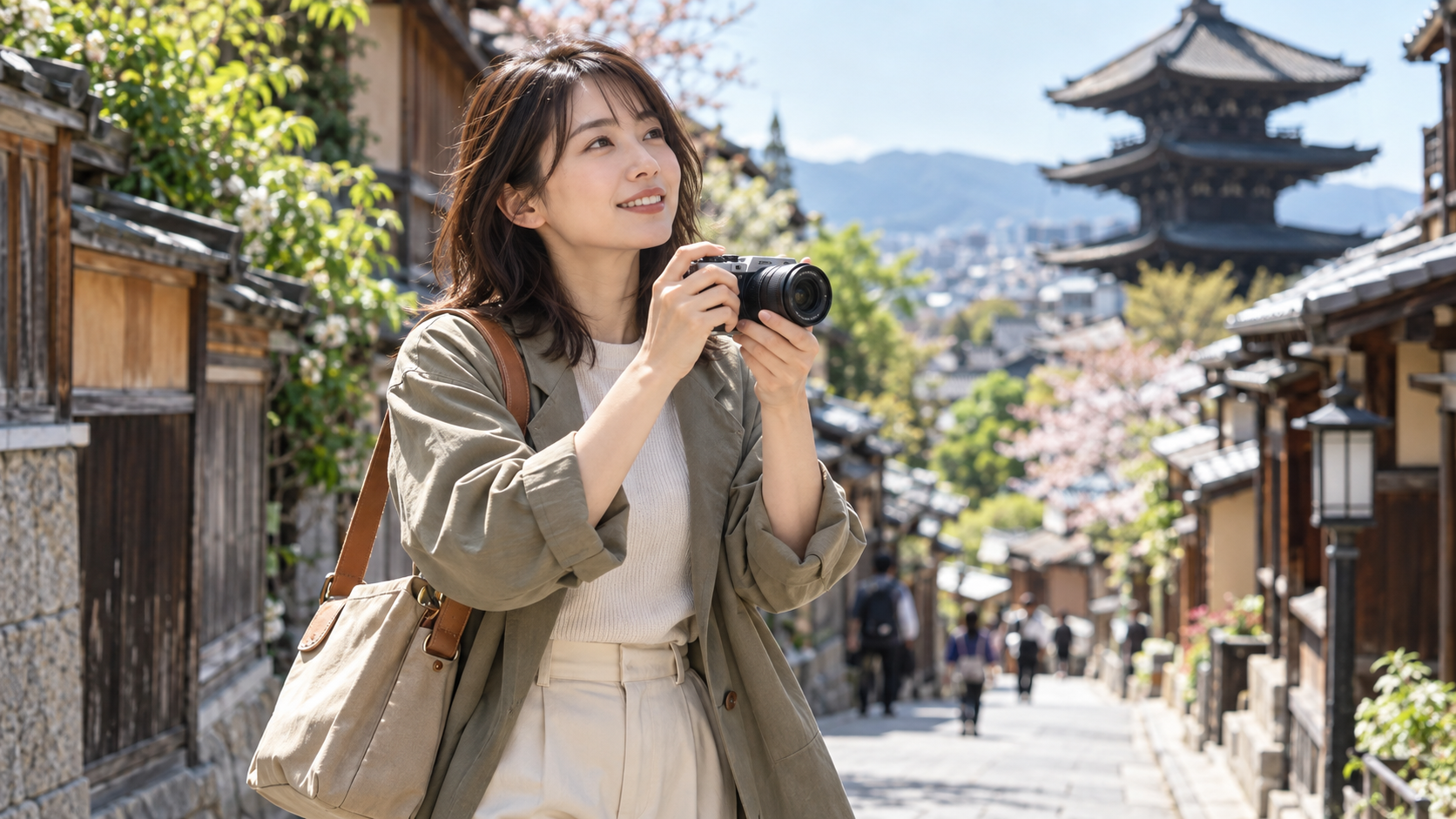 旅行先で小型ミラーレスカメラを使って撮影する日本人女性