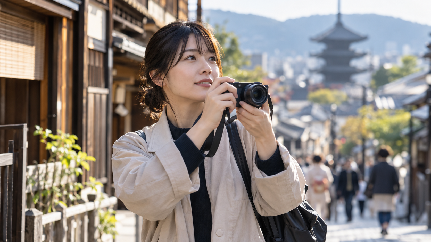 小型ミラーレスカメラで日本の街並みを撮影する女性